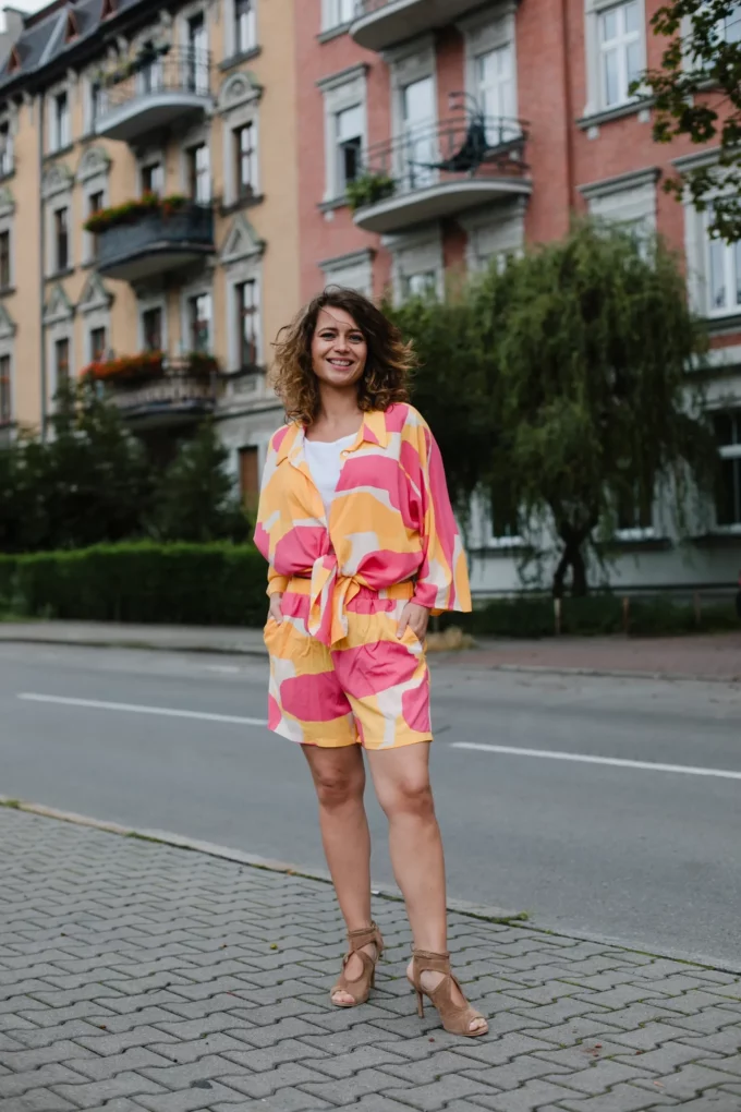 Spodenki Sasha i koszula Natasha komplet wiskoza kolorowe plamy - obrazek 3