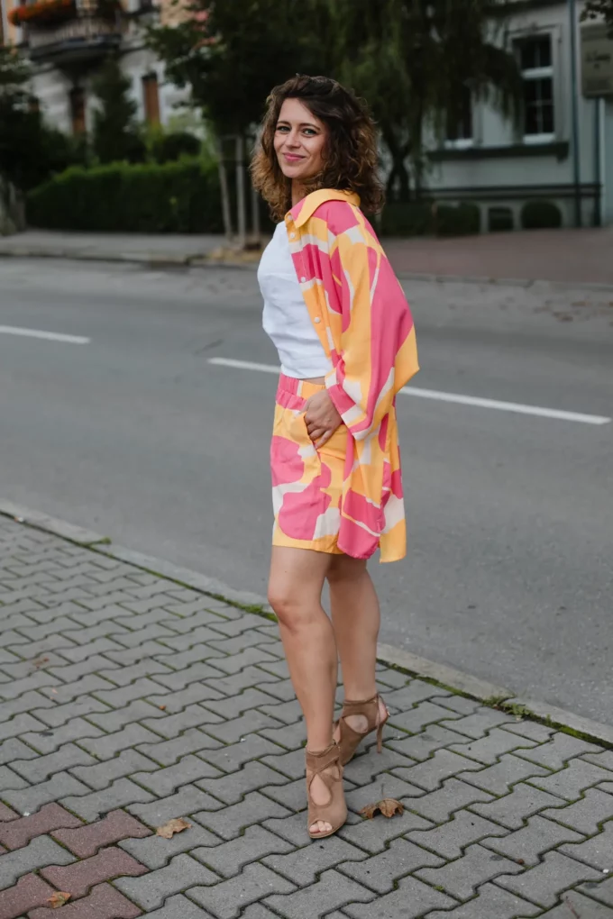 Spodenki Sasha i koszula Natasha komplet wiskoza kolorowe plamy - obrazek 5