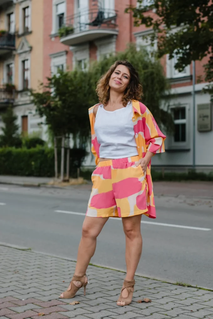 Spodenki Sasha i koszula Natasha komplet wiskoza kolorowe plamy - obrazek 2