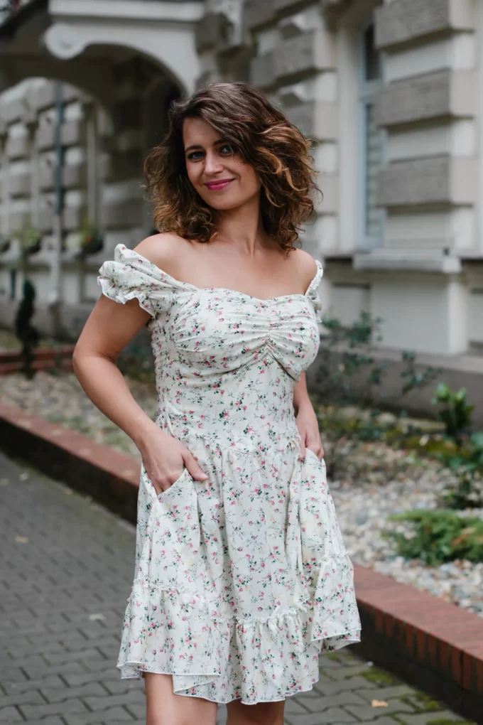 Sukienka Minnie wiskoza małe kwiatuszki ecru romantyczna - obrazek 9