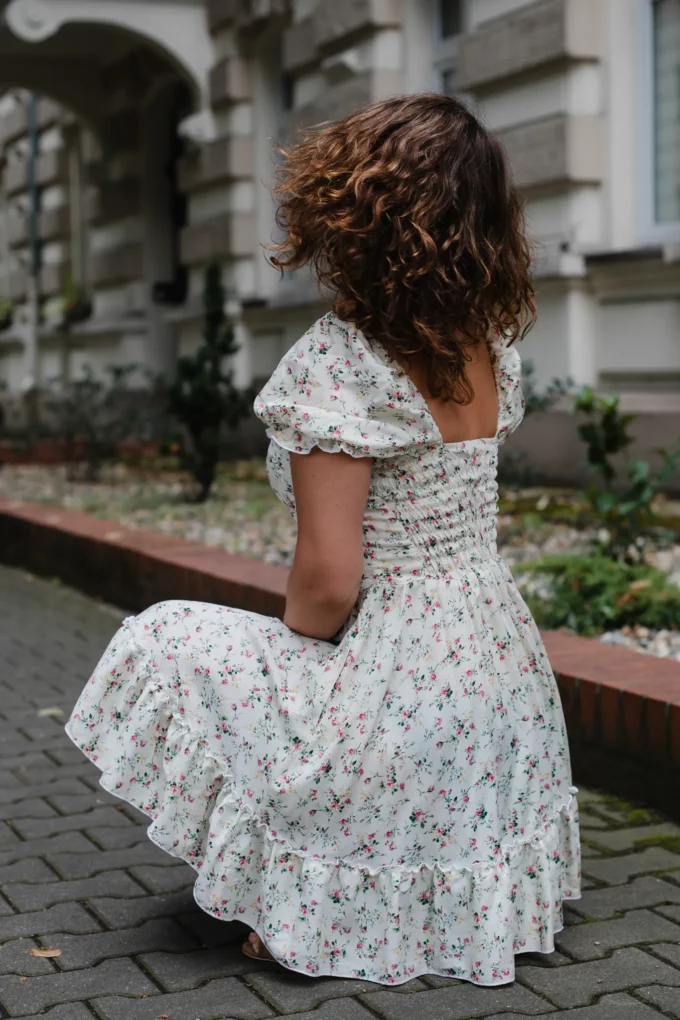 Sukienka Minnie wiskoza małe kwiatuszki ecru romantyczna - obrazek 10