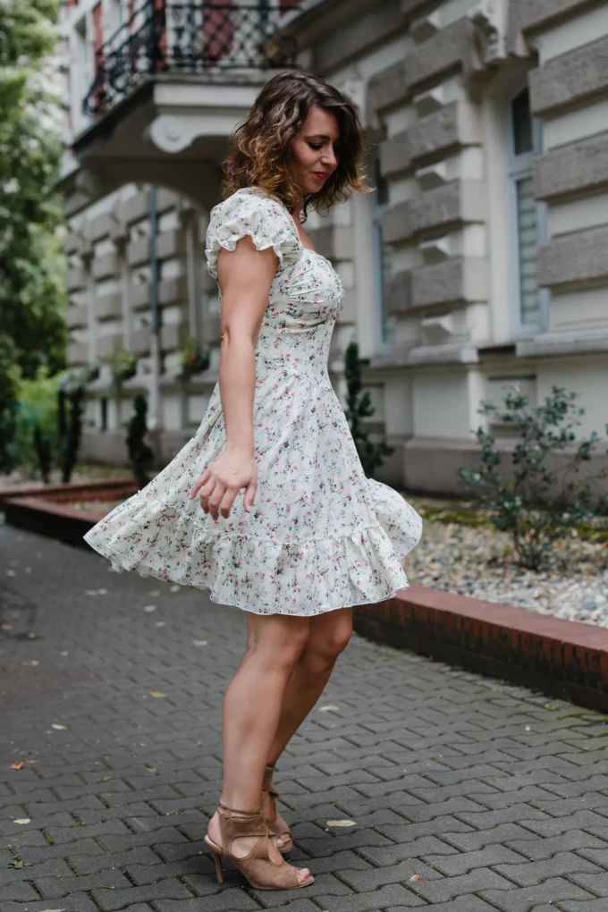Sukienka Minnie wiskoza małe kwiatuszki ecru romantyczna - obrazek 7