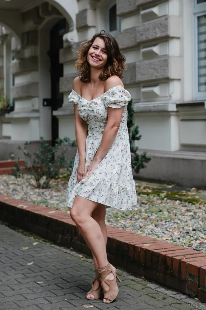 Sukienka Minnie wiskoza małe kwiatuszki ecru romantyczna