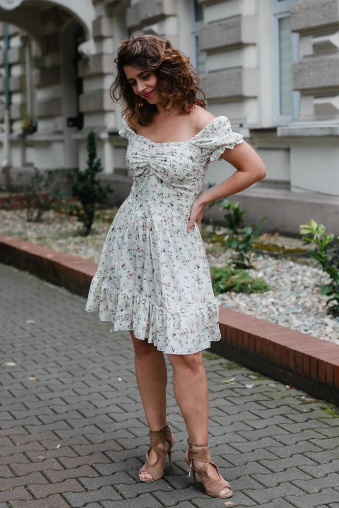 Sukienka Minnie wiskoza małe kwiatuszki ecru romantyczna - obrazek 2