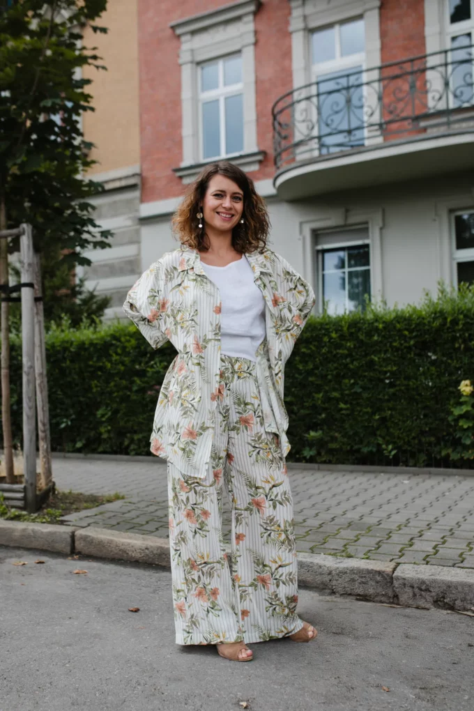 Spodnie z karczkiem Nadia jasne pasy z kwiatami japońskimi - obrazek 2