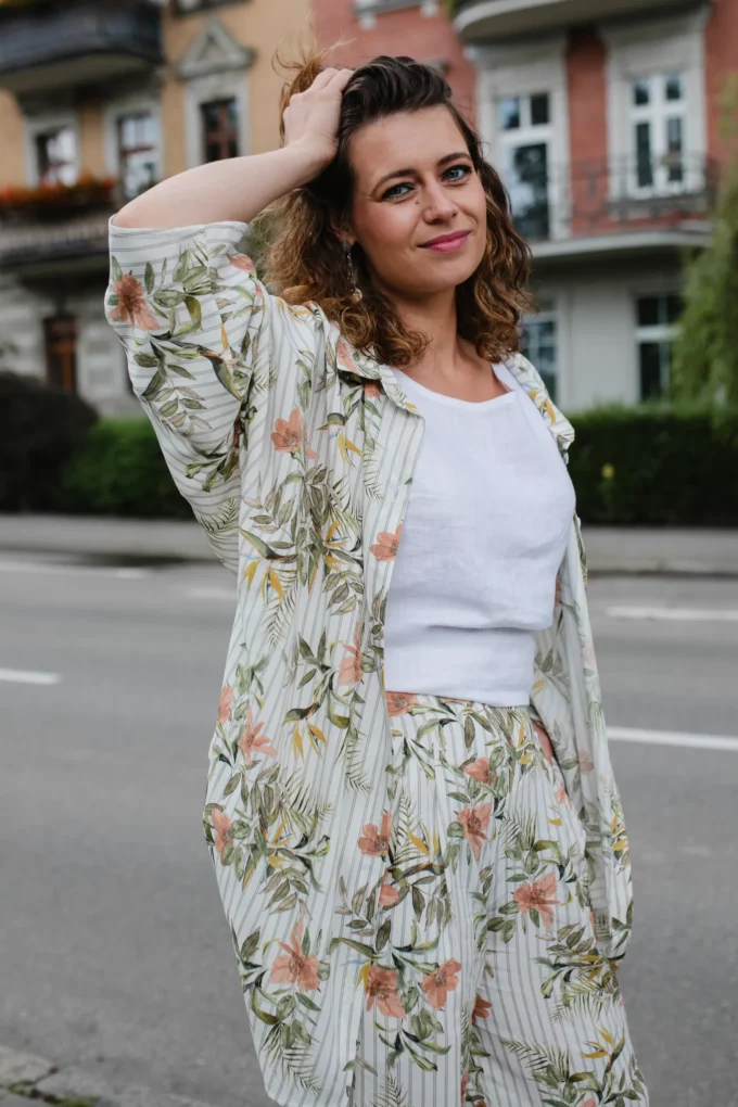Spodnie z karczkiem Nadia jasne pasy z kwiatami japońskimi - obrazek 3