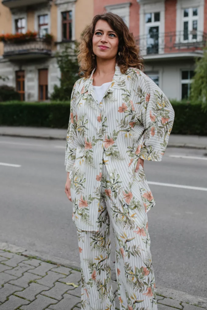 Spodnie z karczkiem Nadia jasne pasy z kwiatami japońskimi - obrazek 5