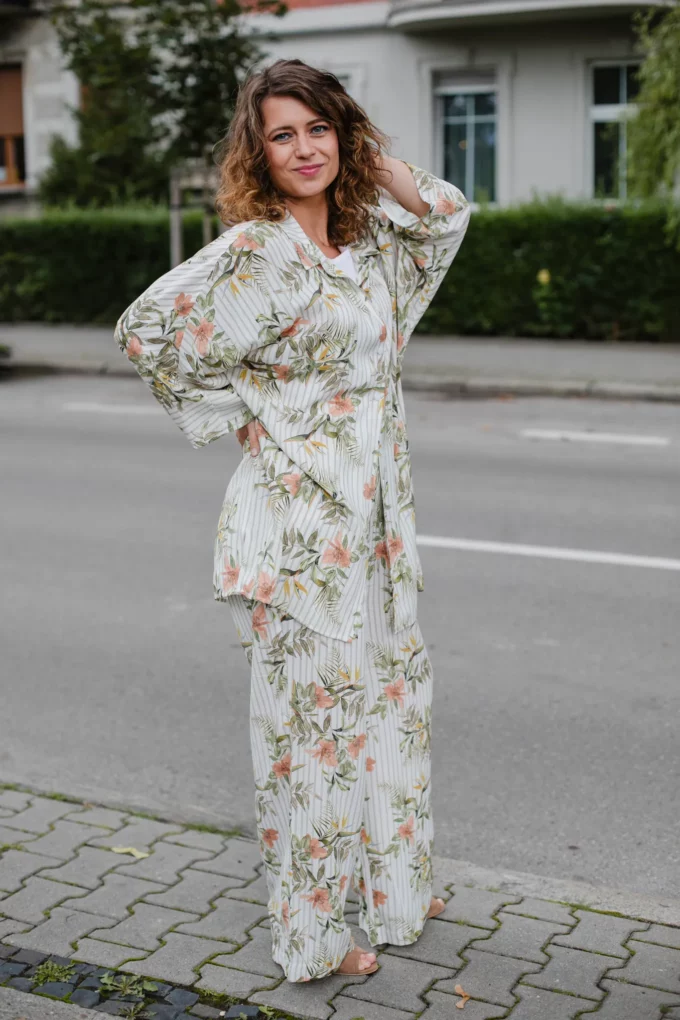 Spodnie z karczkiem Nadia jasne pasy z kwiatami japońskimi - obrazek 7