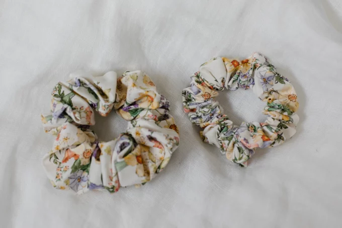 gumka scrunchie bawełna białe kwiaty - obrazek 2
