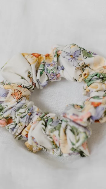 gumka scrunchie bawełna białe kwiaty