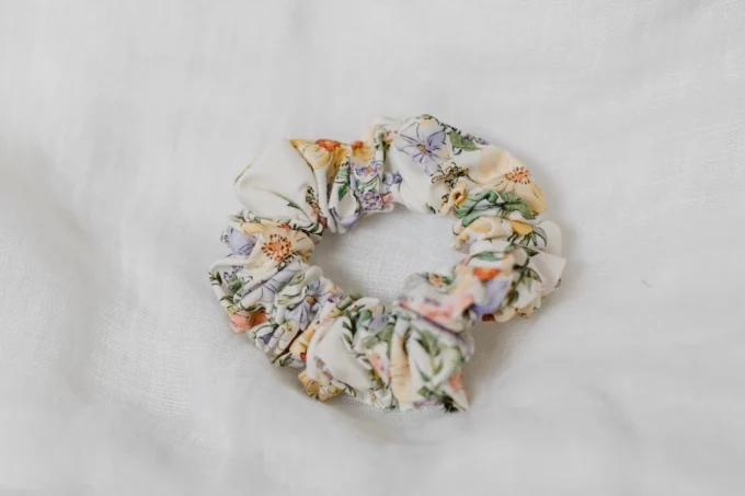 gumka scrunchie bawełna białe kwiaty