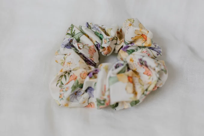 gumka scrunchie bawełna białe kwiaty - obrazek 4
