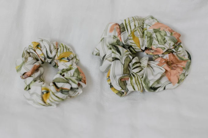gumka scrunchie wiskoza biała w pasy japońskie kwiaty - obrazek 3