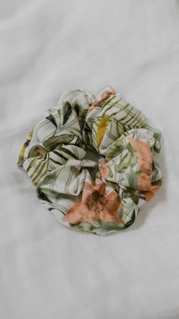 gumka scrunchie wiskoza biała w pasy japońskie kwiaty