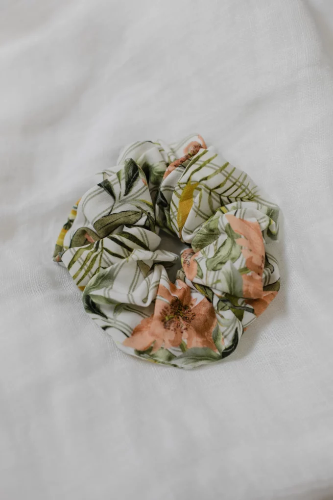 gumka scrunchie wiskoza biała w pasy japońskie kwiaty