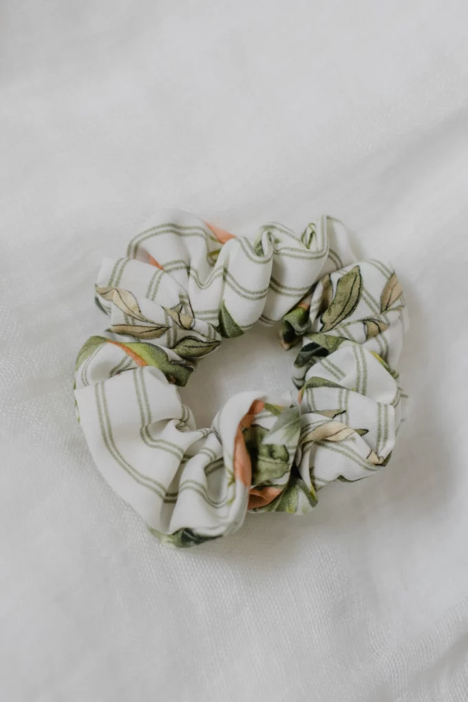 gumka scrunchie wiskoza biała w pasy japońskie kwiaty - obrazek 2