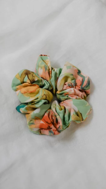 gumka scrunchie zielone kwiaty watercolour wiskoza
