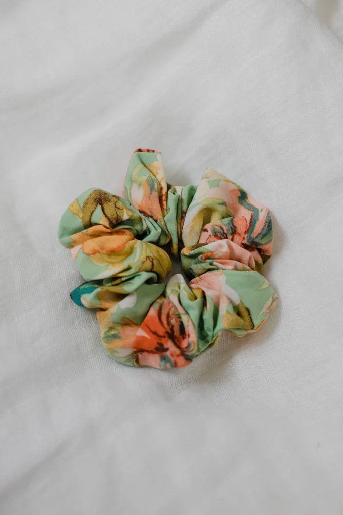 gumka scrunchie zielone kwiaty watercolour wiskoza