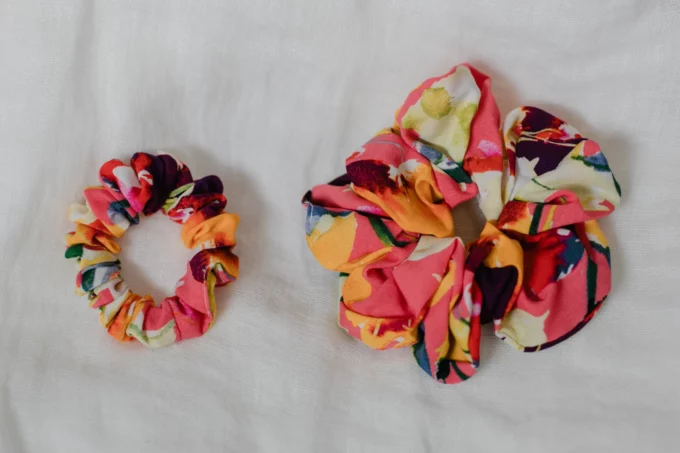 gumka scrunchie wiskoza flower power różowe - obrazek 3
