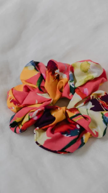 gumka scrunchie wiskoza flower power różowe