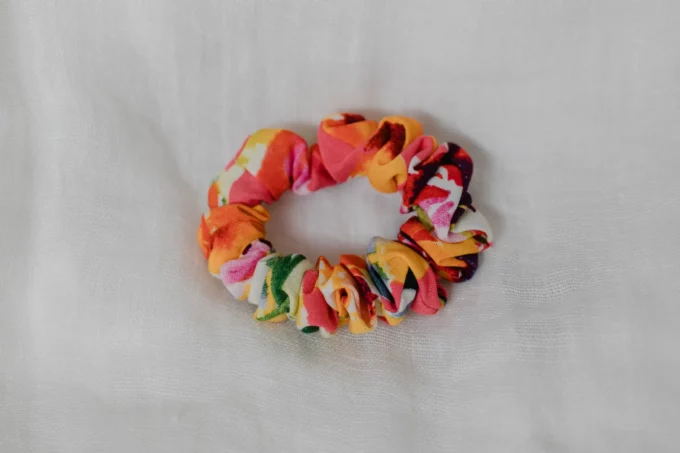 gumka scrunchie wiskoza flower power różowe - obrazek 2