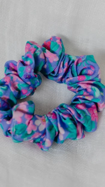 gumka scrunchie fioletowa w kwiaty