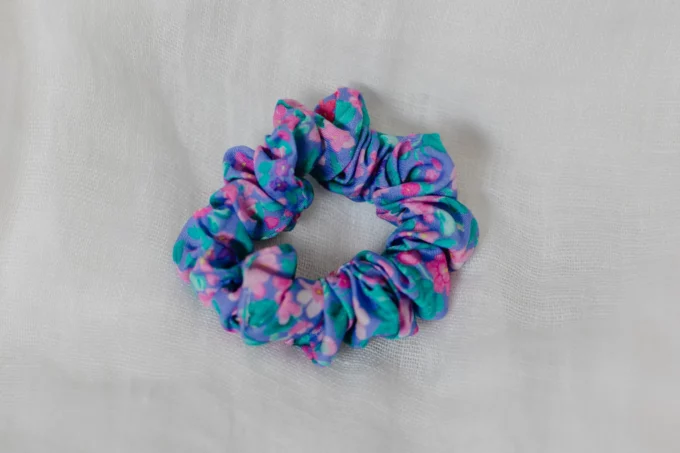 gumka scrunchie fioletowa w kwiaty