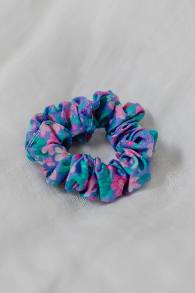 gumka scrunchie fioletowa w kwiaty - obrazek 2