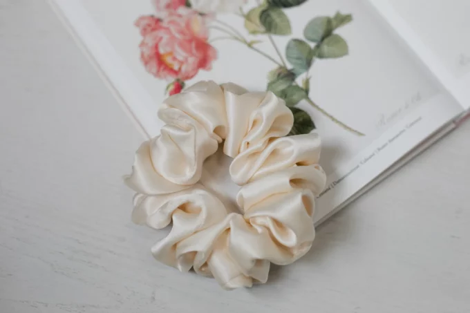 gumka scrunchie jedwabna jedwab kremowa ogromna - obrazek 7