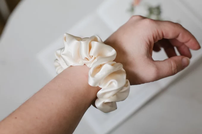 gumka scrunchie jedwabna jedwab kremowa ogromna - obrazek 6