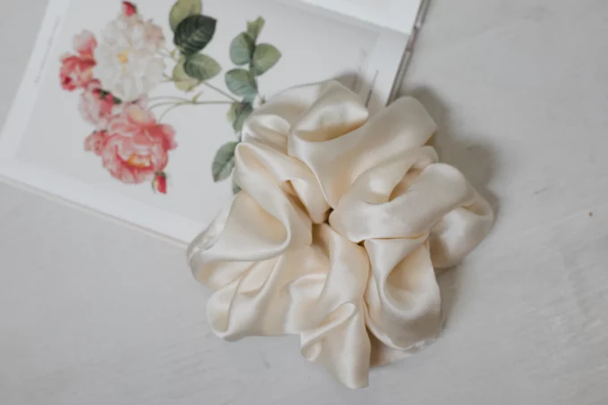 gumka scrunchie jedwabna jedwab kremowa ogromna - obrazek 4