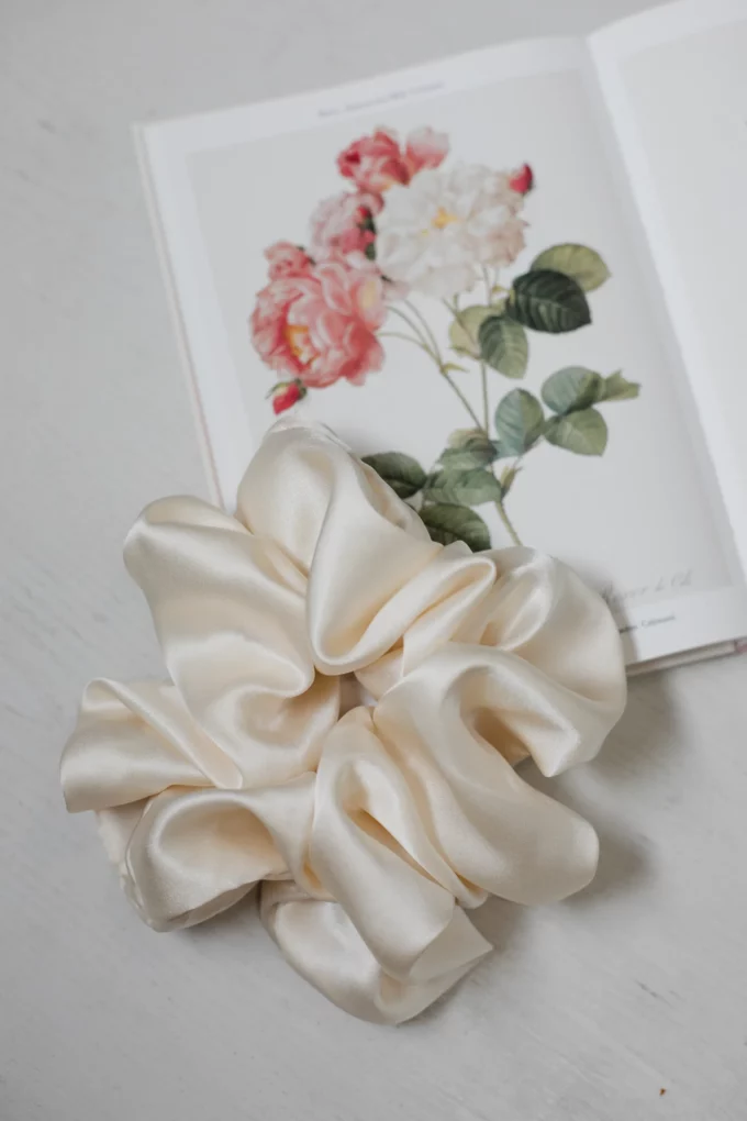 gumka scrunchie jedwabna jedwab kremowa ogromna - obrazek 3