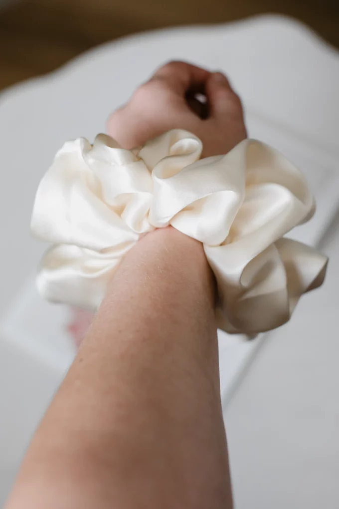 gumka scrunchie jedwabna jedwab kremowa ogromna - obrazek 5