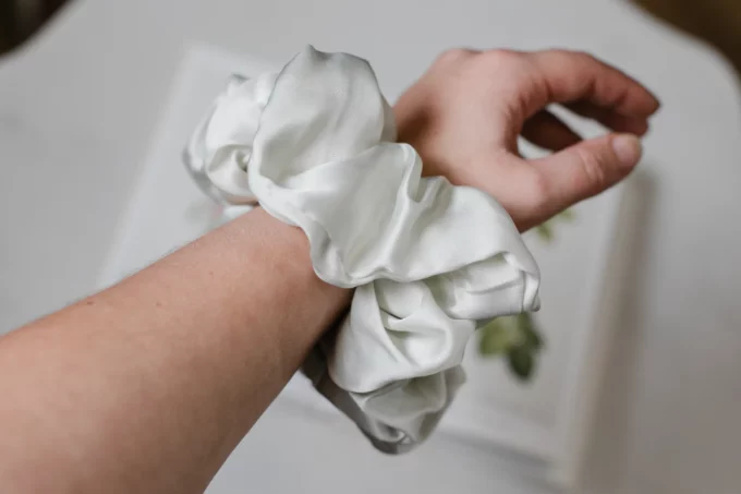 gumka scrunchie jedwabna jedwab popielata stalowa ogromna - obrazek 2