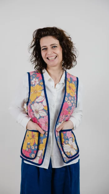 Pikowana kamizelka Suzi w skandynawskim stylu kolorowe kwiaty XS/S