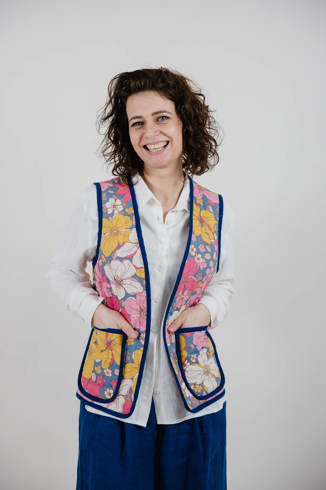 Pikowana kamizelka Suzi w skandynawskim stylu kolorowe kwiaty XS/S