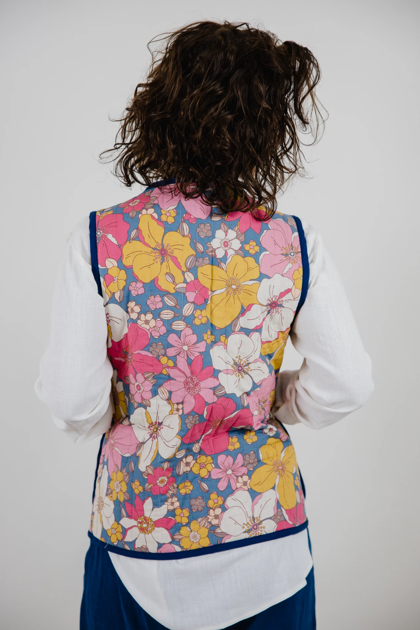 Pikowana kamizelka Suzi w skandynawskim stylu kolorowe kwiaty XS/S - obrazek 3