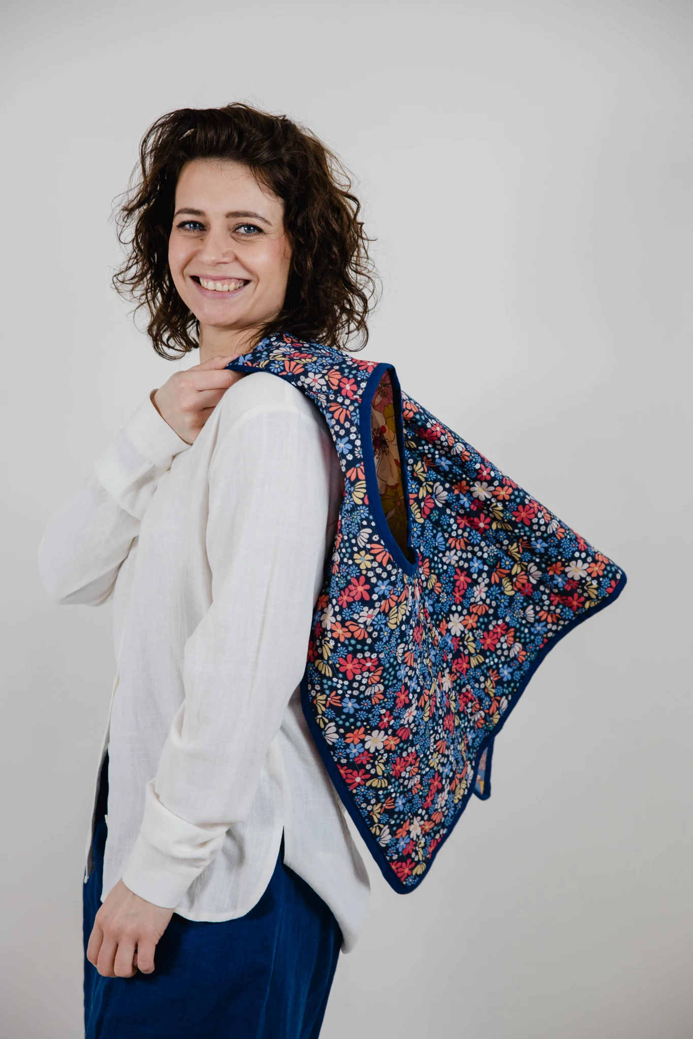 Pikowana kamizelka Suzi w skandynawskim stylu kolorowe kwiaty XS/S - obrazek 2