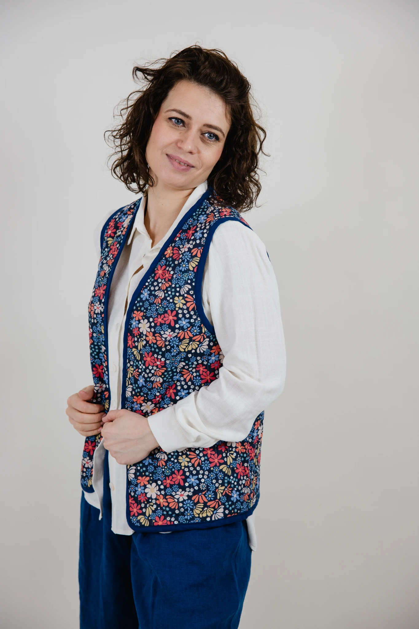 Pikowana kamizelka Suzi w skandynawskim stylu kolorowe kwiaty XS/S - obrazek 6