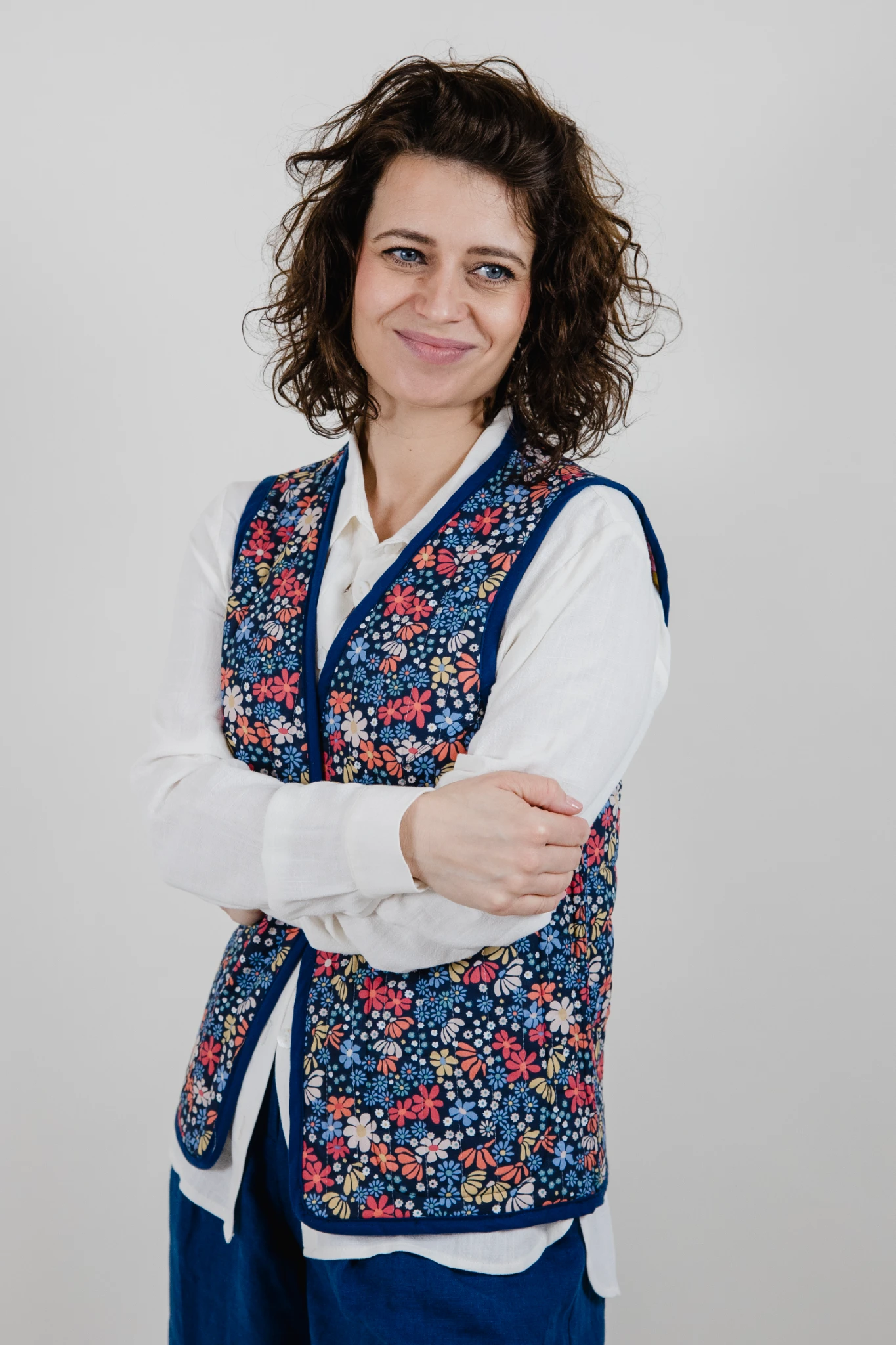 Pikowana kamizelka Suzi w skandynawskim stylu kolorowe kwiaty XS/S - obrazek 4